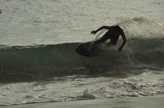 Surfista mostra seus truques em Big Beach, ao sul de Kihei, litoral de Maui, no Havaí